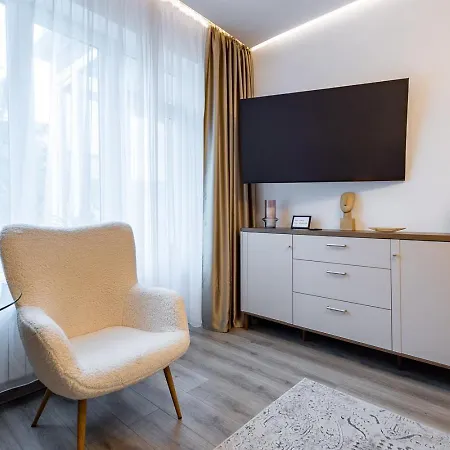 Modern 9 With Balcony * Brassó